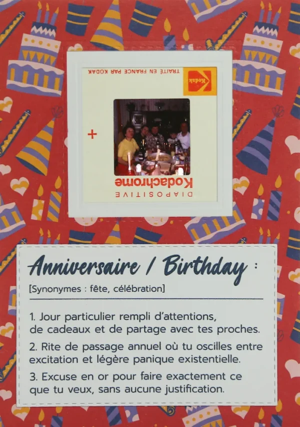Carte d'anniversaire originale avec une authentique diapositive ancienne d'une famille qui célèbre un anniversaire.
