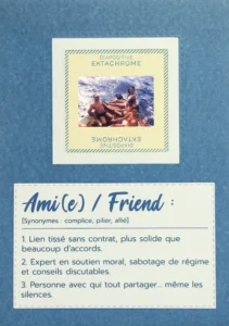 Carte fabriquée à la main en France avec une vieille diapo de copains en vacances sur un bateau.