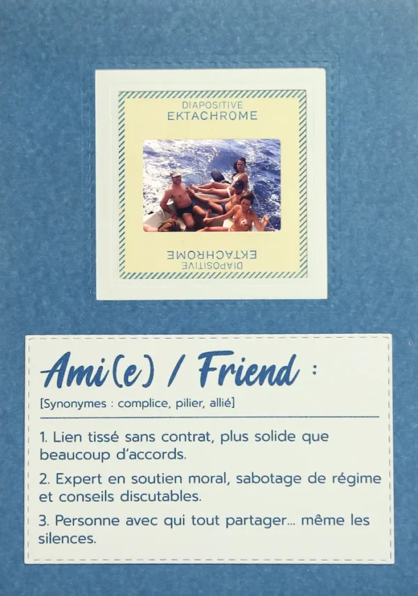 Carte fabriquée à la main en France avec une vieille diapo de copains en vacances sur un bateau.
