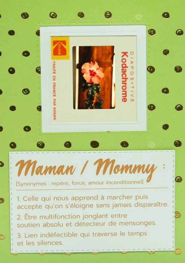 Carte faite main avec un hibiscus et la définition du mot maman en dessous.