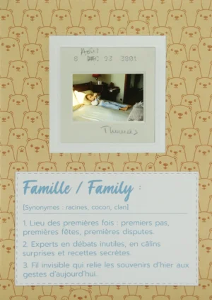 Carte originale sur le thème de la famille avec un enfant dans un grand lit qui boit un biberon